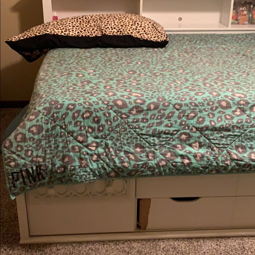 Pink Full/Queen leopard print Comforter